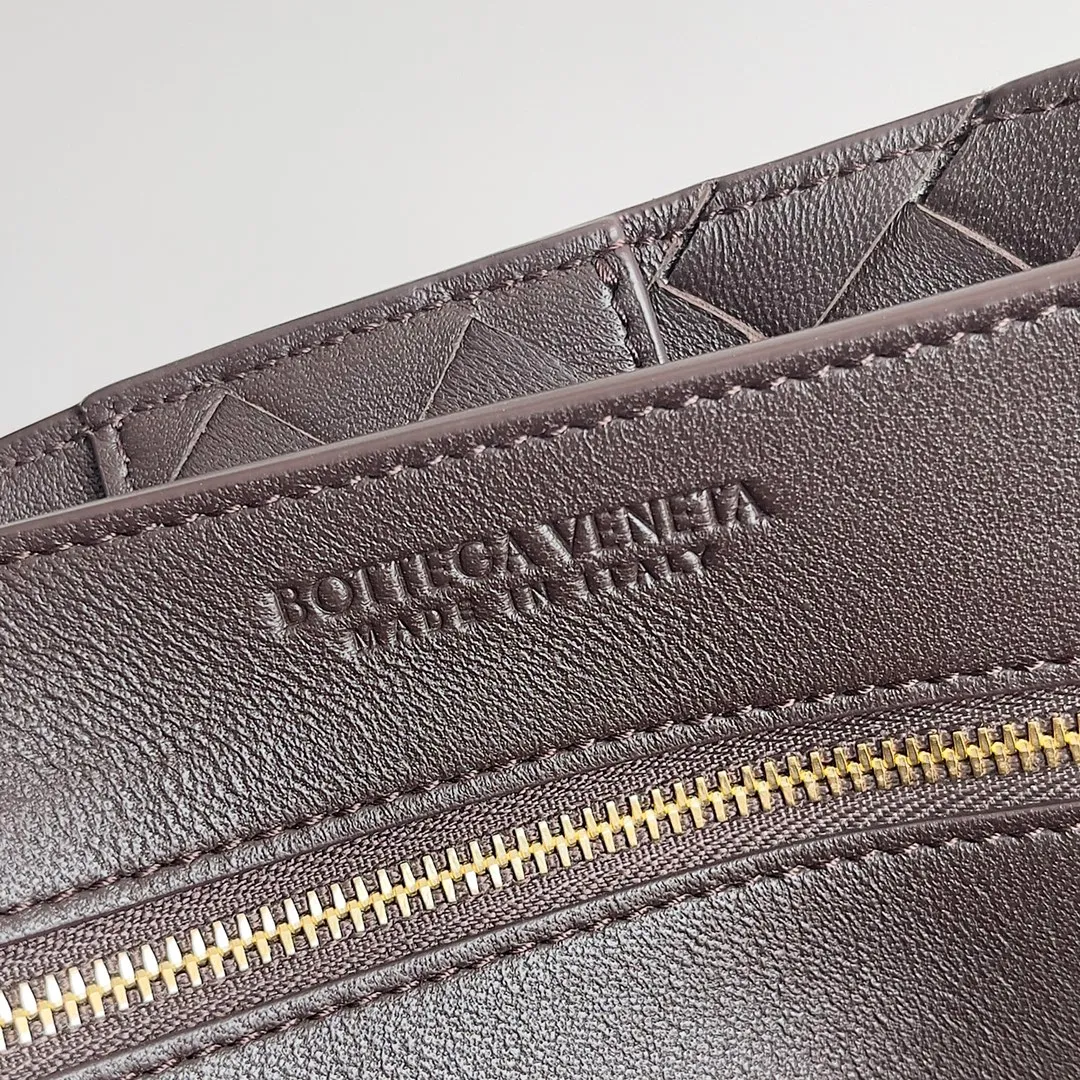 The 2023 new Andiamo batch of 2260 BV has been shipped‼ ️Really popular🔥The new Andiamo woven handbag launched by Bottega Veneta this season is really popular all over the world! ! Celebrities at home and abroad have worn it, and Oscar-winning actress Michelle Yeoh has taken it out on the street. Song Jia, Trai Yara, Yu Feihong, Sanji Ayaka, Rosie Hunting-Whiteley, Yoshioka Riho, etc. have all picked up this bag. It is classic and versatile, showing off its temperament, and the bag capacity is also large, which is very convenient for daily commuting! ! A variety of carrying methods, the shoulder straps can be adjusted by yourself, the original lambskin feels soft and delicate, and the unisex style breaks the gender boundaries and brings a more practical and long-lasting use experience. Andiamo, which has both elegant and casual styles, perfectly interprets the true appearance of "fashionable old money style". Style number: 743572 Size: 32*24*12